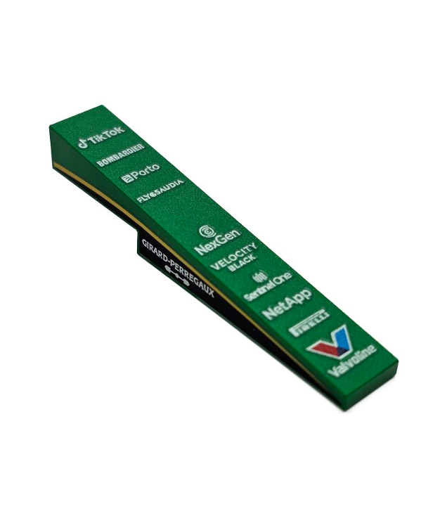 LEGO - Helling 10 6 x 1 met zwart-gele kromming, witte 'GIRARD-PERREGAUX'-tekst aan zijkant, en logo’s van 'Valvoline', 'TikTok', 'BOMBARDIER', 'Porto', 'Fly-Saudia', 'NexGen', 'Velocity Black', 'Sentinel One', 'NetApp' en 'Pirelli' - Green | N