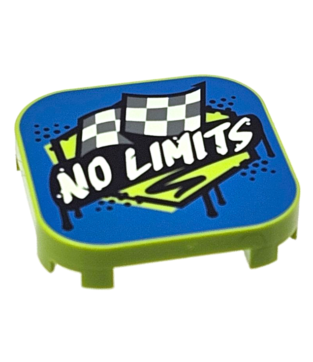 LEGO - Tegel, gemodificeerd 4 x 4 met afgeronde hoeken en 4 pootjes, witte tekst ‘NO LIMITS’ op zwarte banner met donkerblauwgrijze vlaggen op blauwe achtergrond - Lime | N