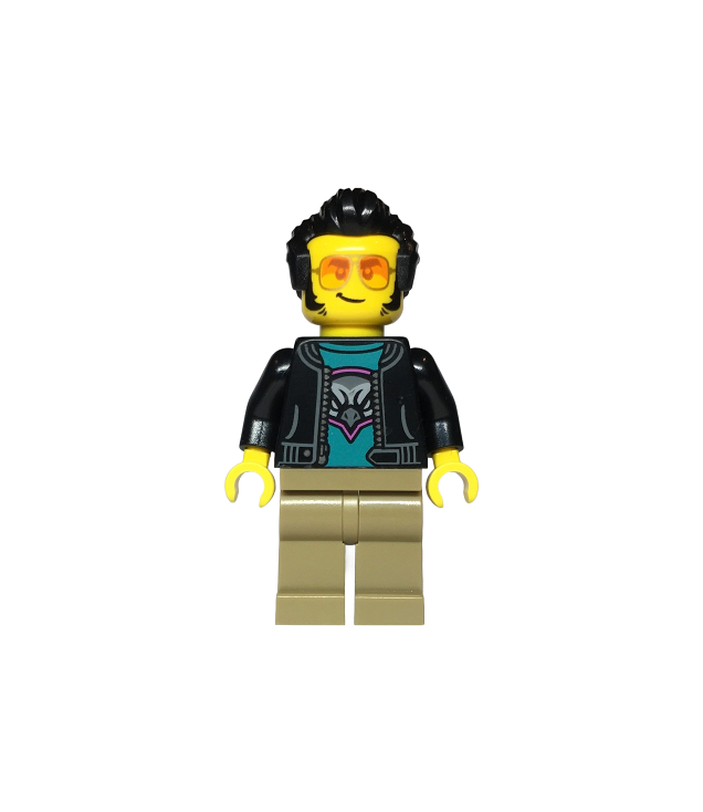 LEGO - Sportautocoureur – man, zwart jack over donkergroenblauw shirt met havikkoplogo, donkerzandkleurige benen, zwart haar, zonnebril - | N