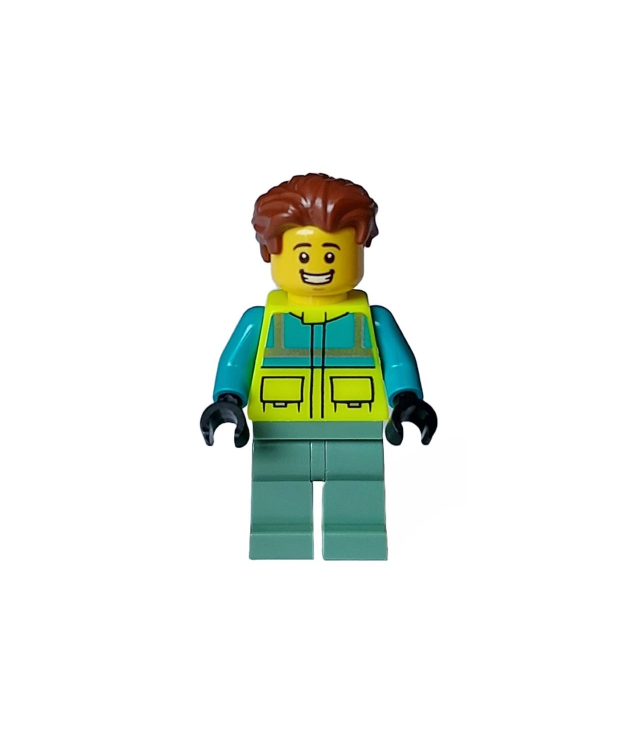 LEGO - Ambulanceverpleegkundige – man, donkergroenblauw en geel veiligheidsvest, zandgroene benen, roodbruin haar, open glimlach - | N