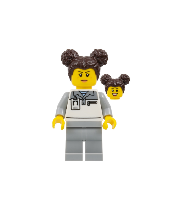 LEGO - Formule 1-monteur – vrouw, lichtgrijs-wit poloshirt, lichtgrijze benen, donkerbruin haar in knotjes, sproeten - | N