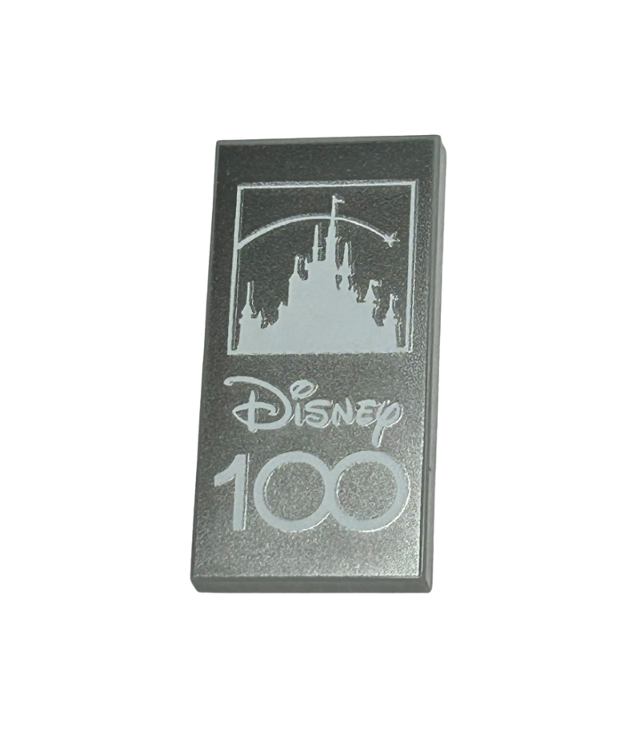 LEGO - Tegel 2 x 4 met wit 'Disney 100' en Disney-kasteelsilhouet op zilverkleurige achtergrond - Light Bluish Gray | N