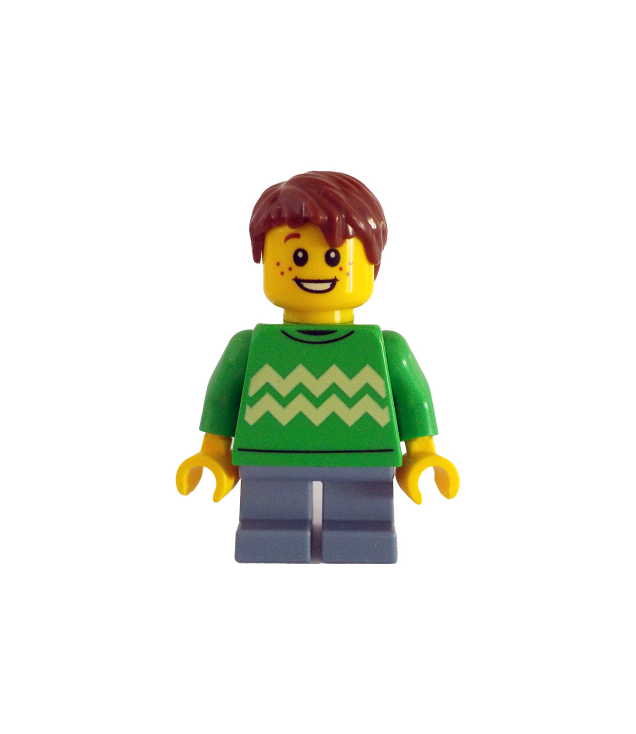 LEGO - Kind - jongen, felgroene trui met lichtgele zigzagstrepen, zandblauwe korte benen, roodbruin haar - | N