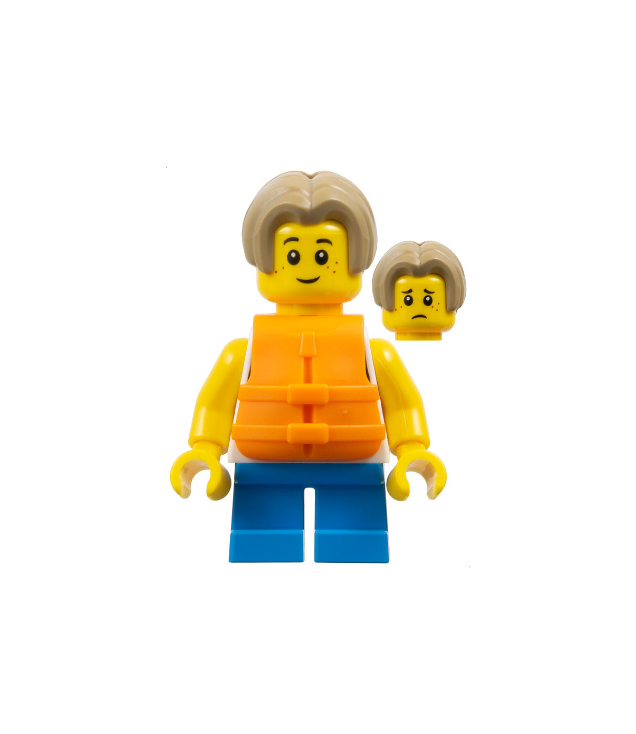 LEGO - Kind - jongen, wit hemd met donker-azuur zeilboot, korte donker-azuur benen, donkerbeige komkapsel, oranje reddingsvest - | N