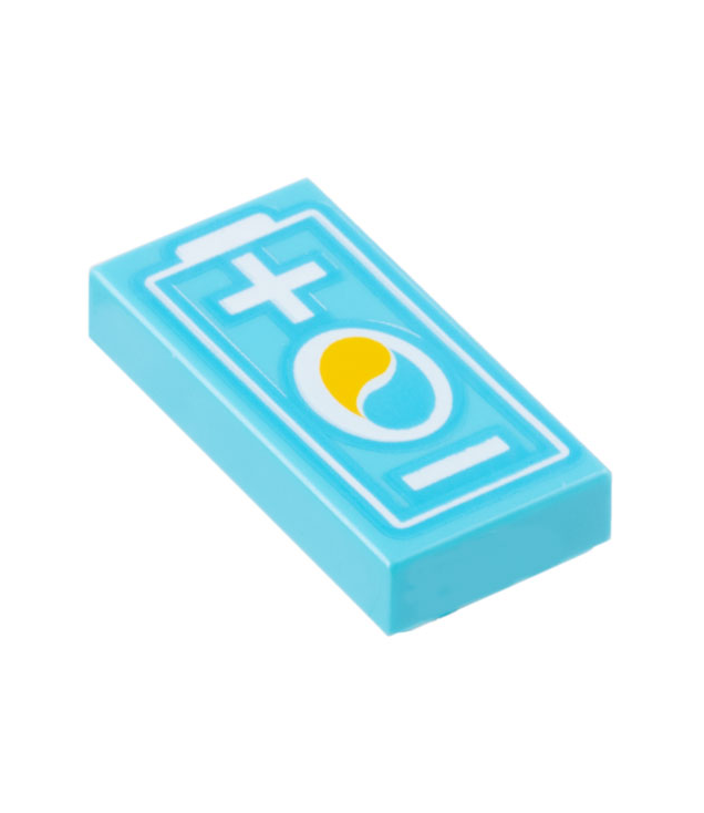 LEGO - Tegel 1 x 2 met elektrische autobatterij met OctanE-logo en witte plus- en mintekens-patroon - Medium Azure | N