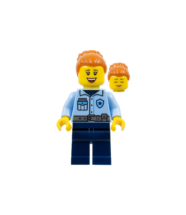  - Donuttruck-klant (politie) – vrouwelijke stadsagent met lichtblauwe uniform, donkergrijze riem, donkerblauwe benen, donkeroranje haar in knot, sproeten - (Not Applicable) | N