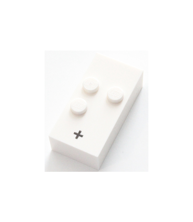  - Steen, braille 2 x 4 met 3 noppen en zwart plusteken (+) patroon (punten-235 ⠖) - White | N