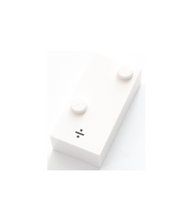  - Steen, braille 2 x 4 met 2 noppen en zwart deelteken (÷) patroon (punten-34 ⠌) (Engels) - White | N