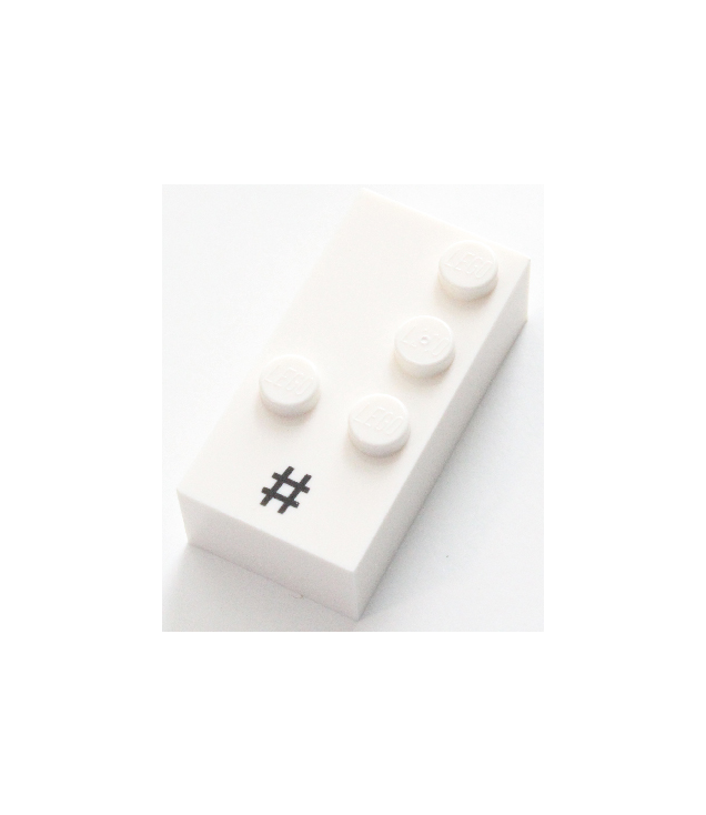  - Steen, braille 2 x 4 met 4 noppen en zwart nummerteken / hekje / pondteken patroon (punten-3456 ⠼) (Engels) - White | N
