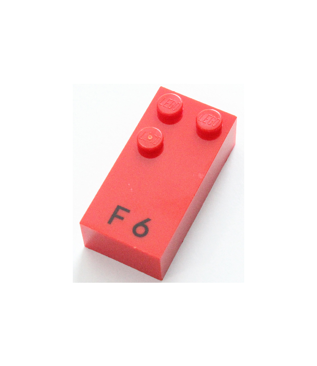  - Steen, braille 2 x 4 met 3 noppen en zwarte hoofdletter F / cijfer 6 patroon (punten-124 ⠋) (Engels) - Red | N