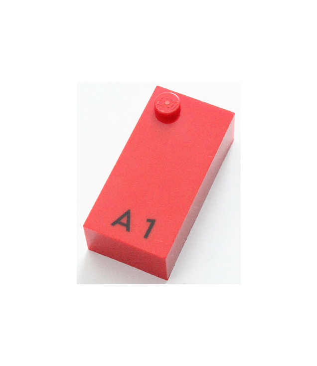  - Steen, braille 2 x 4 met 1 nop en zwarte hoofdletter A / cijfer 1 patroon (punten-1 ⠁) (Engels) - Red | N