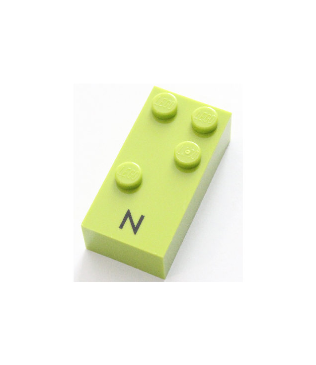  - Steen, braille 2 x 4 met 4 noppen en zwarte hoofdletter N patroon (punten-1345 ⠝) - Lime | N
