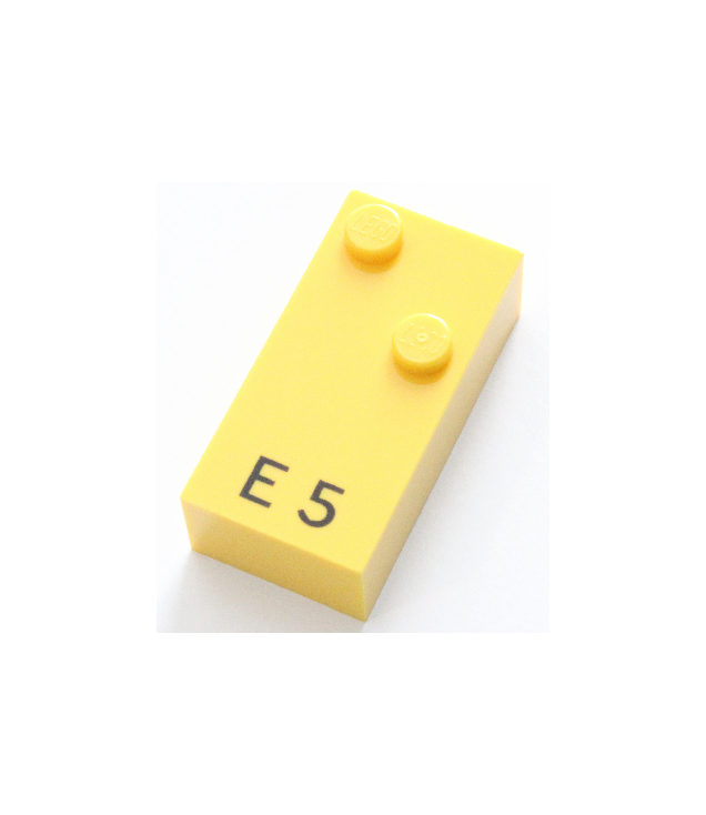  - Steen, braille 2 x 4 met 2 noppen en zwarte hoofdletter E / cijfer 5 patroon (punten-15 ⠑) (Engels) - Yellow | N