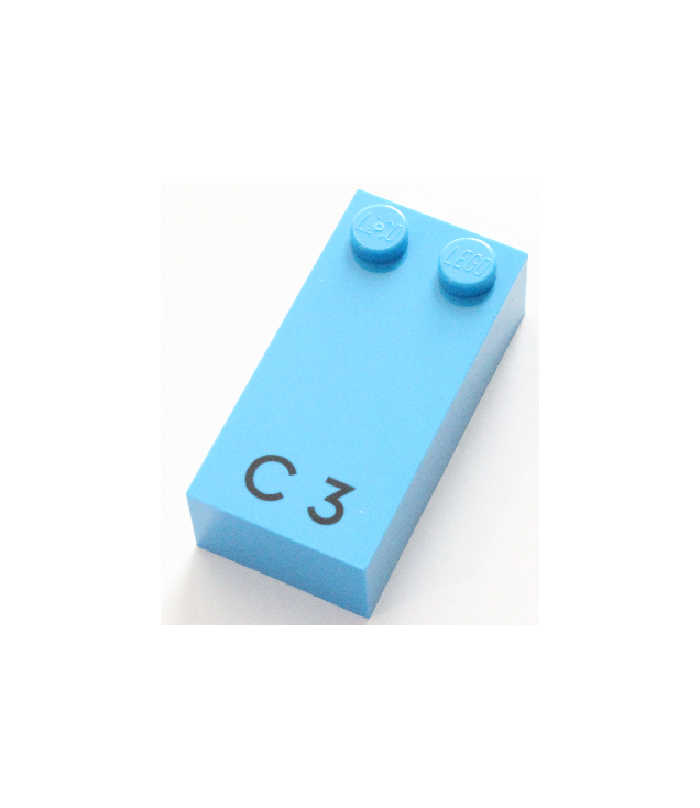  - Steen, braille 2 x 4 met 2 noppen en zwarte hoofdletter C / cijfer 3 patroon (punten-14 ⠉) (Engels) - Dark Azure | N