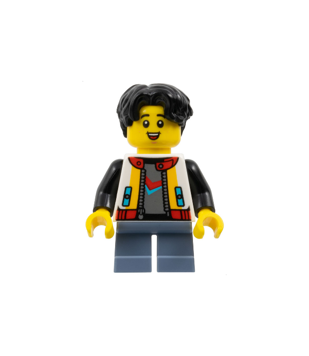  - Kind – jongen, witte jas met zwarte mouwen, zandblauwe korte benen, zwart haar - (Not Applicable) | N