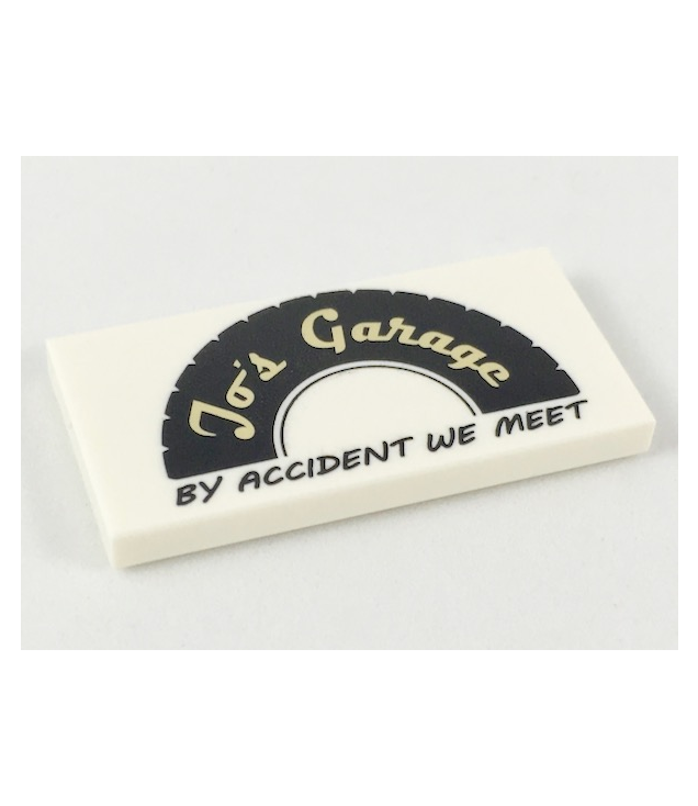 - Tegel 2 x 4 met halve zwarte band, beige tekst 'Jo's Garage' en zwarte tekst 'BY ACCIDENT WE MEET'­patroon - White | N