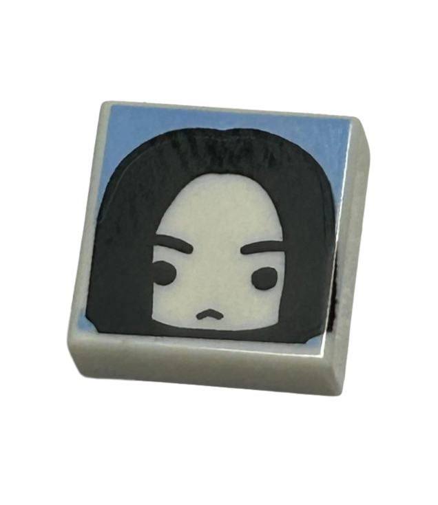  - Tegel 1 x 1 met mannenhoofd met frons, zwarte wenkbrauwen en lang haar op lichtblauw­grijze achtergrond­patroon (HP Severus Sneep) - White | N