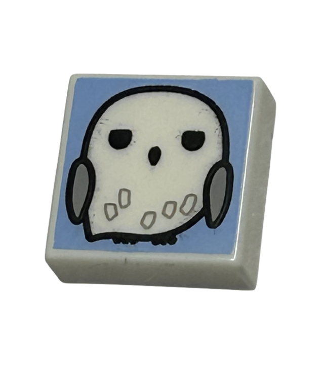  - Tegel 1 x 1 met uil met lichtblauwgrijze veren en vleugels op lichtblauwe achtergrond­patroon (HP Hedwig) - White | N