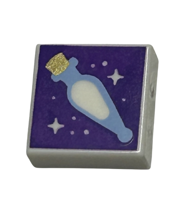  - Tegel 1 x 1 met lichtblauw toverdrankflesje met gouden dop, stippen en glinsteringen op donkerpaarse achtergrond­patroon (HP Felix Felicis / Liquid Luck) - White | N