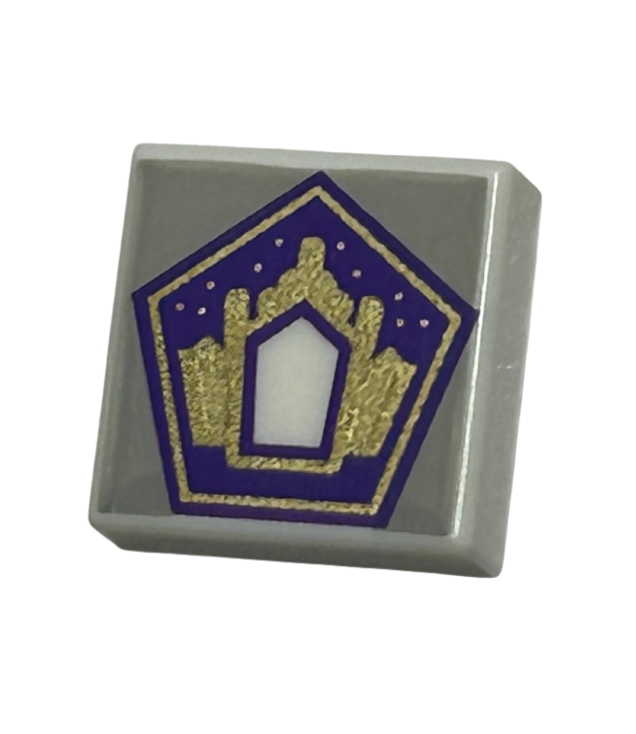  - Tegel 1 x 1 met donkerpaarse en gouden vijfhoek met gebouw met deuropening op lichtblauwgrijze achtergrond­patroon (HP Chocoladekikkerkaart) - White | N